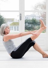 donna che fa yoga